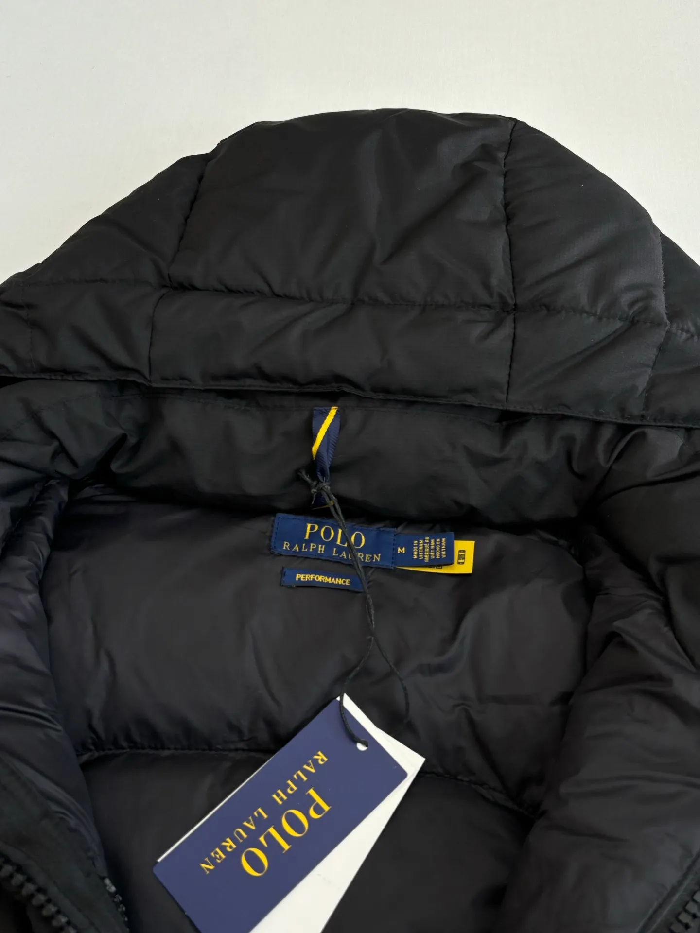 P970 Rah Laure*/Ralph Lauren solid color classic red label pony embroidered hooded down jacket. The nylon fabric has good windproof and waterproof properties, which can effectively block the intrusion of wind and rain from the outside and keep the interior dry. It is suitable for wearing in humid or rainy environments. The chest label uses an imported MEO embroidery machine. It first scans the original pattern and then uses high-quality silk thread to make a pattern. The density effect is adjusted by continuous pattern making. Detachable: Equipped with detachable nylon, users can easily disassemble or install it according to weather changes or personal preferences, which is both practical and convenient. Exquisite details: the zipper design is simple and elegant, easy to operate; the closing design of the cuffs and hem effectively prevents the intrusion of cold wind, improving the warmth and comfort of wearing. It uses 90 white duck down with a weight of 260g to ensure excellent thermal insulation performance. After strict screening and processing, the velvet is not easy to get drilled, ensuring durability. The overall wiring is straight and delicate, the fabric is comfortable and soft, and the color is consistent without color difference. It can be matched with the same style to create a fashionable look and control various occasions. Customized accessories, complete with three standards, same style for men and women!  Size: S/M/L/XL/XXL